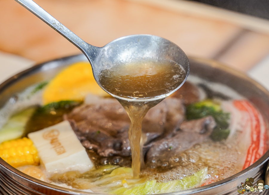 嗑肉石鍋文中店 高雄火鍋 美食推薦 鍋物 吃鍋 聚餐 約會 肉肉 瀑布 網美