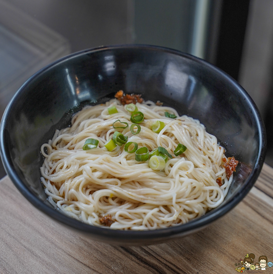 老爺美食館 焦糖燻鴨 鴨肉 麵線 麵食 銅板美食 高雄必吃 老店 老爺美食館-鼎山店