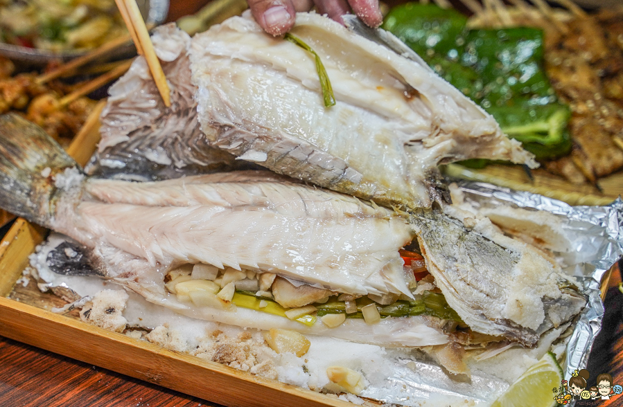 高雄宵夜美食 烤魚 麻辣烤魚 鱸魚 美食 烤串串 串串 燒烤 特色 刷嘴 聚餐推薦