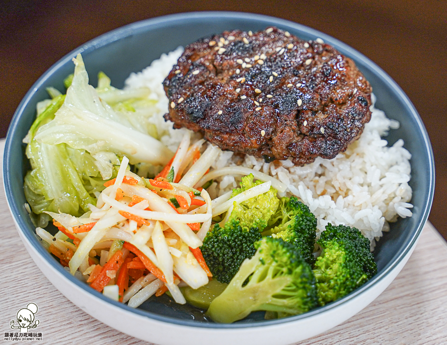 小歐圓 手打漢堡排 炭火美食 炭燒 炙燒 聚餐 約會 銅板美食 苓雅市場