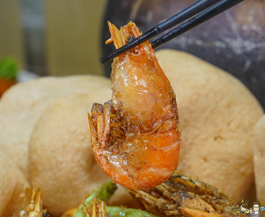 台中旅遊 台中美食 泰國蝦 蝦料理 聚餐 親子 聚會 慶生 鴻龍宴 好吃 新鮮 活撈 全蝦宴席 包廂