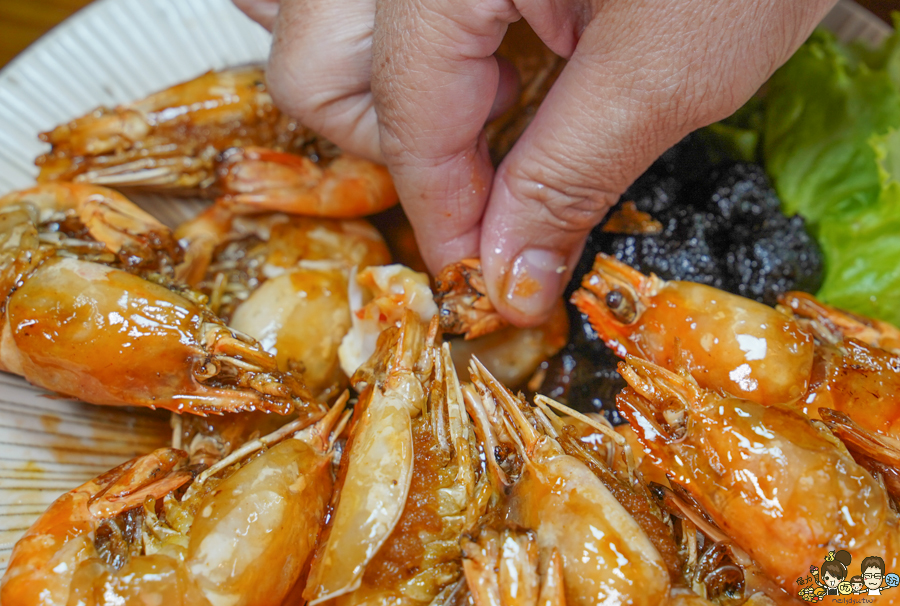 台中旅遊 台中美食 泰國蝦 蝦料理 聚餐 親子 聚會 慶生 鴻龍宴 好吃 新鮮 活撈 全蝦宴席 包廂