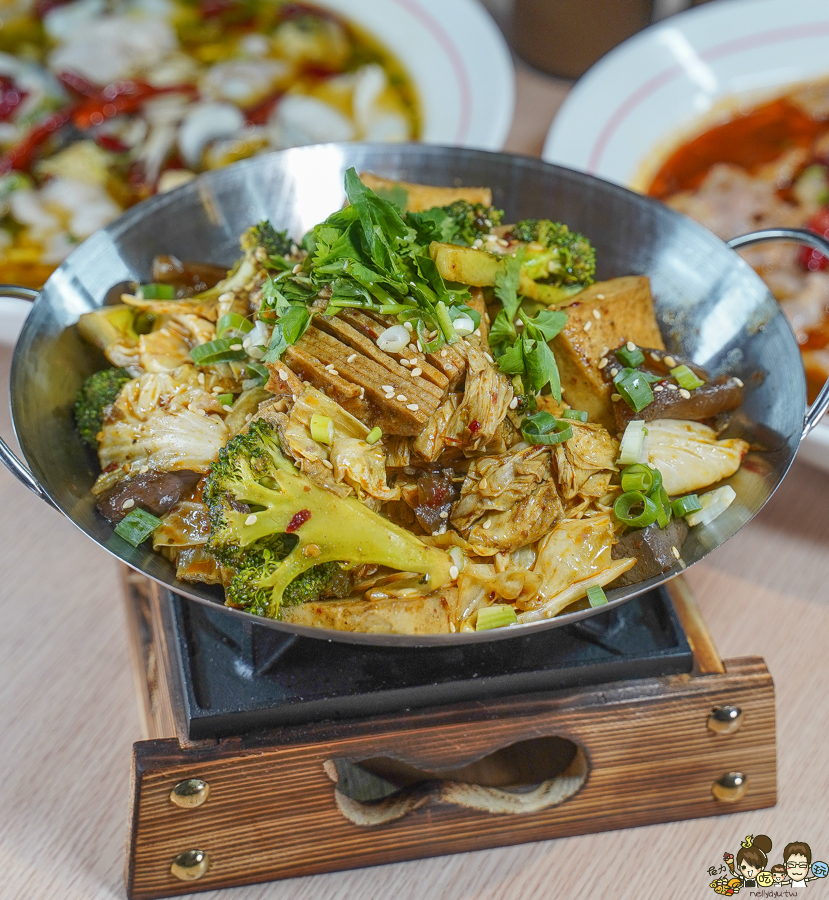 鼎香乾鍋、酸菜魚、水煮牛 高雄美食 聚餐 鍋物 火鍋 麻辣 乾鍋 兩吃 好吃 推薦 獨門 特色 川味 