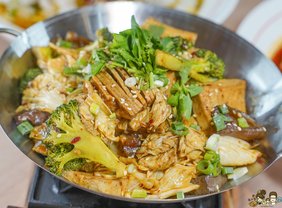 鼎香乾鍋、酸菜魚、水煮牛 高雄美食 聚餐 鍋物 火鍋 麻辣 乾鍋 兩吃 好吃 推薦 獨門 特色 川味 