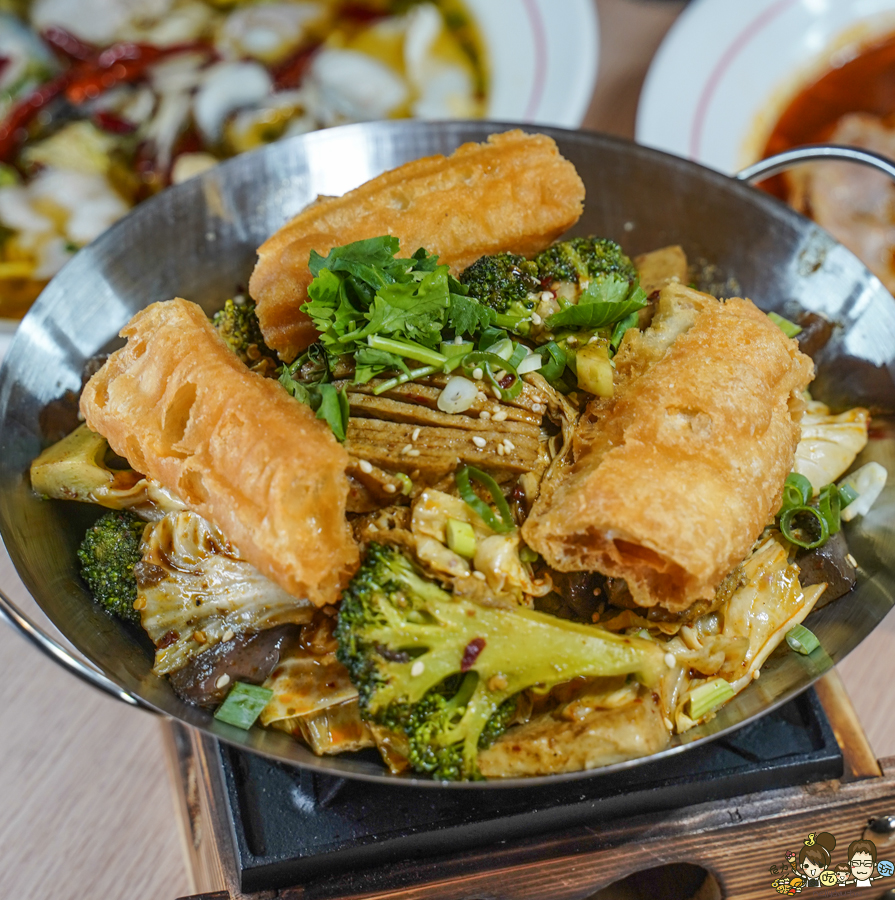 鼎香乾鍋、酸菜魚、水煮牛 高雄美食 聚餐 鍋物 火鍋 麻辣 乾鍋 兩吃 好吃 推薦 獨門 特色 川味 