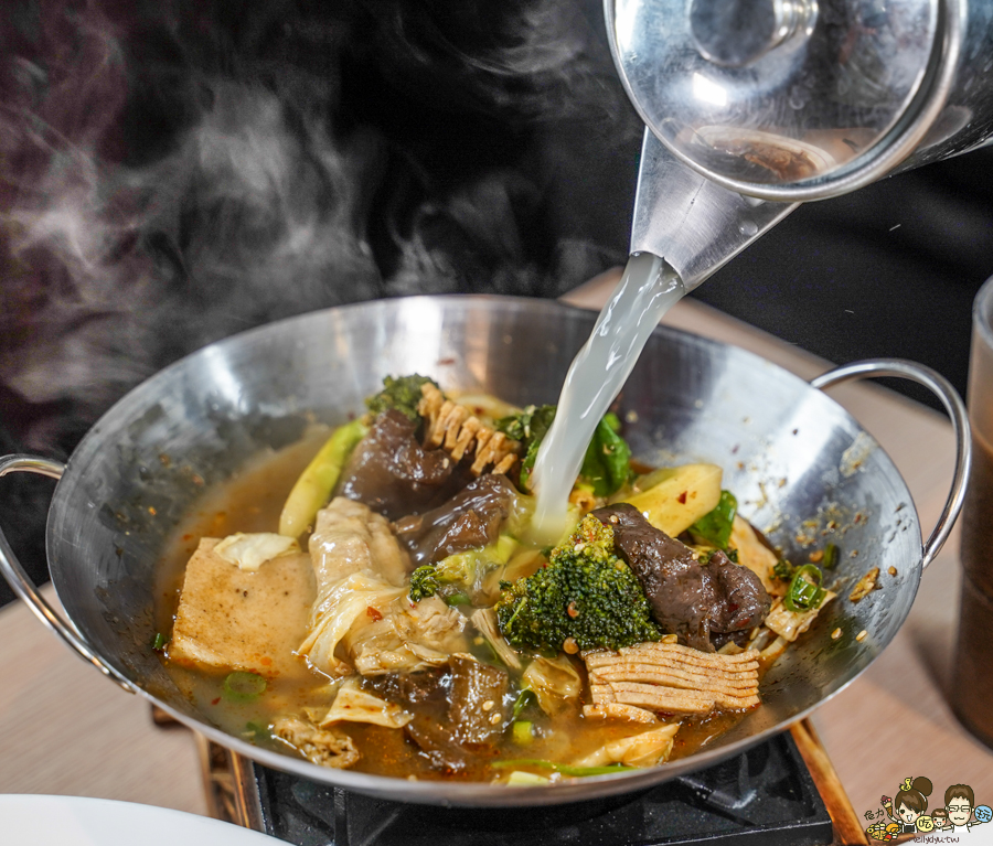 鼎香乾鍋、酸菜魚、水煮牛 高雄美食 聚餐 鍋物 火鍋 麻辣 乾鍋 兩吃 好吃 推薦 獨門 特色 川味 