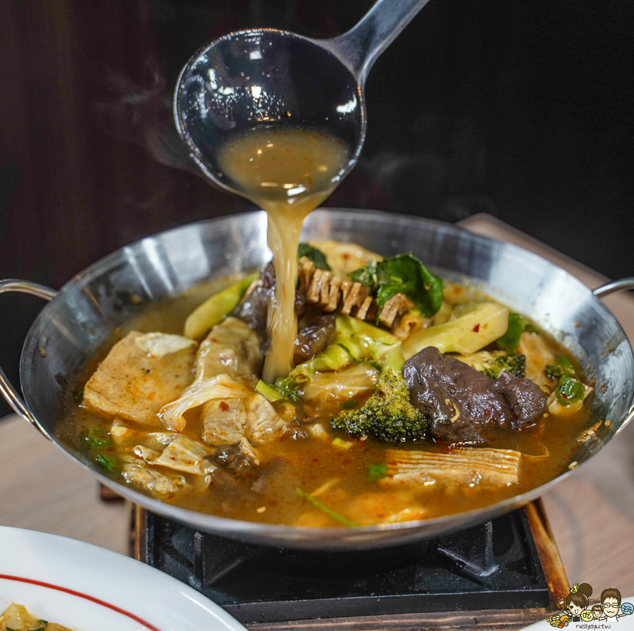 鼎香乾鍋、酸菜魚、水煮牛 高雄美食 聚餐 鍋物 火鍋 麻辣 乾鍋 兩吃 好吃 推薦 獨門 特色 川味 