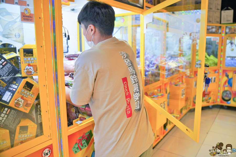 左營景點 左營半日遊 親子同樂 親子 沙發馬鈴薯樂園 高雄左營自由店 親子主題館 樂園 夾零食 夾娃娃 最大場