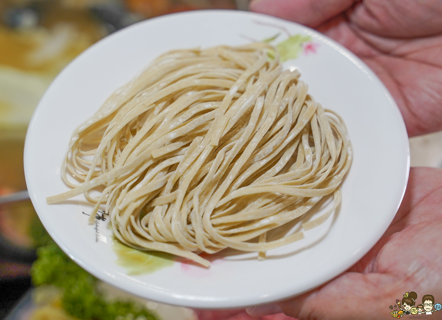 高雄火鍋 楠梓火鍋 老汕頭 汕頭火鍋 手切 霜降牛 松阪豬 免費停車 楠梓美食