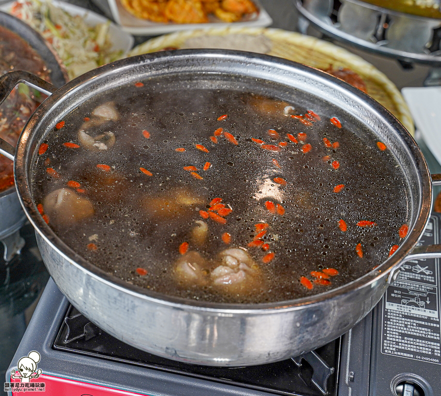 嘉義美食 交流道下 甕窯雞 脆皮烤雞 私房料理 山產 特色 好停車 聚餐 圓桌 合菜 便宜好吃 免費招待