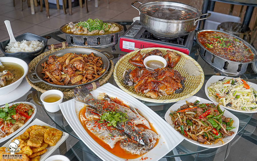 嘉義美食 交流道下 甕窯雞 脆皮烤雞 私房料理 山產 特色 好停車 聚餐 圓桌 合菜 便宜好吃 免費招待