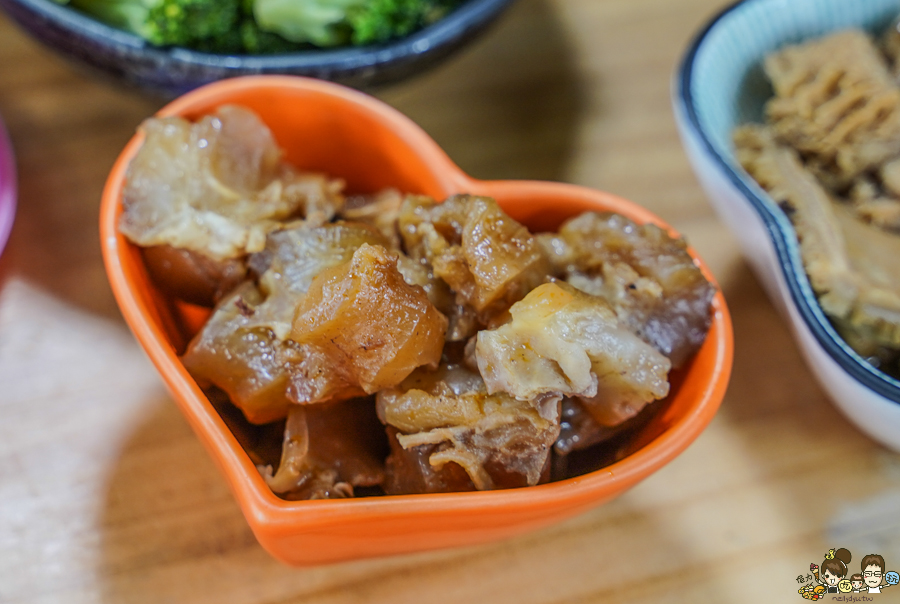 牛肉麵 肉肉控 台南美食 必吃牛肉麵 好吃 推薦 在地 宅配 冷凍包 新鮮 小拉麵 