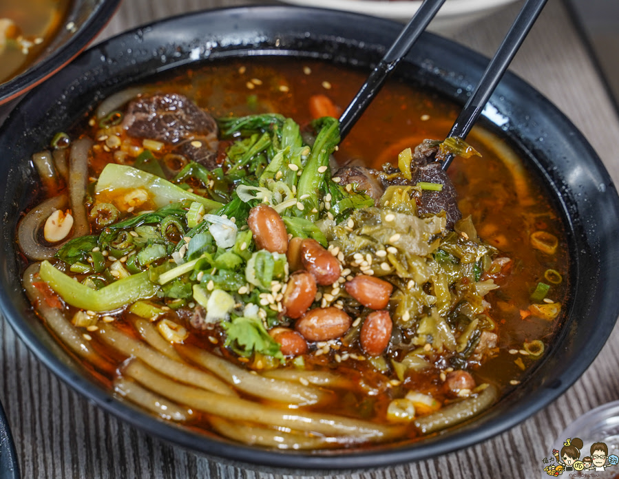 酸辣粉 牛肉麵 排骨 麻辣 砂鍋 巷弄 高雄美食 老巷子重慶特色小吃