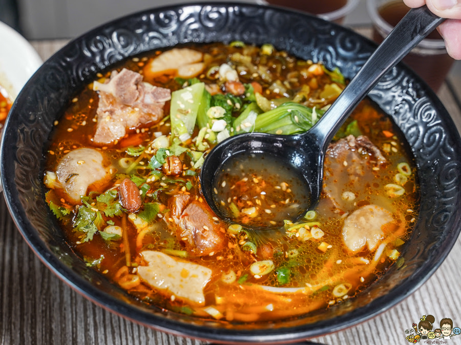 酸辣粉 牛肉麵 排骨 麻辣 砂鍋 巷弄 高雄美食 老巷子重慶特色小吃
