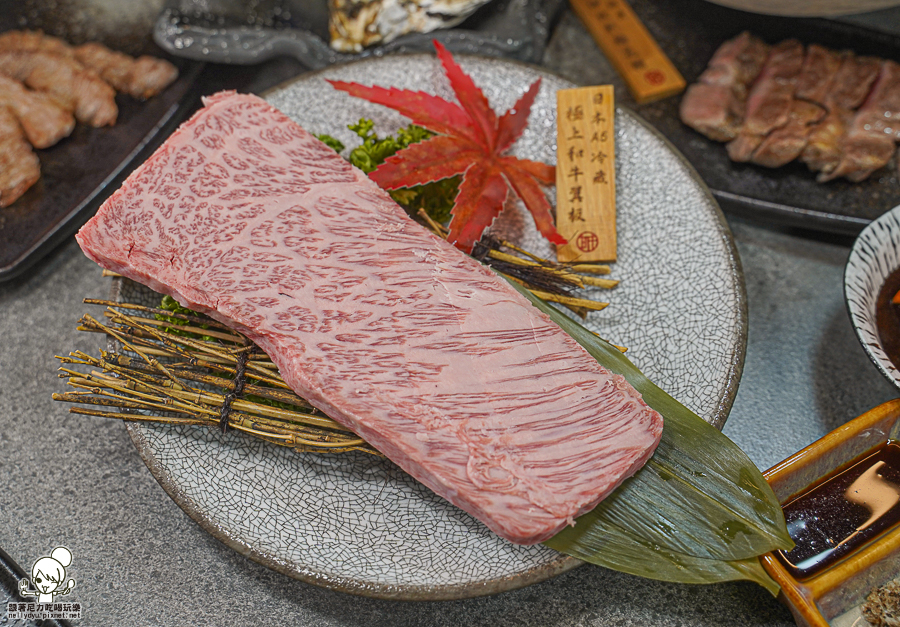 明燒肉 高雄燒肉 包廂 海鮮 活撈 日本和牛 聚餐 約會 慶生 儀式感 好停車 