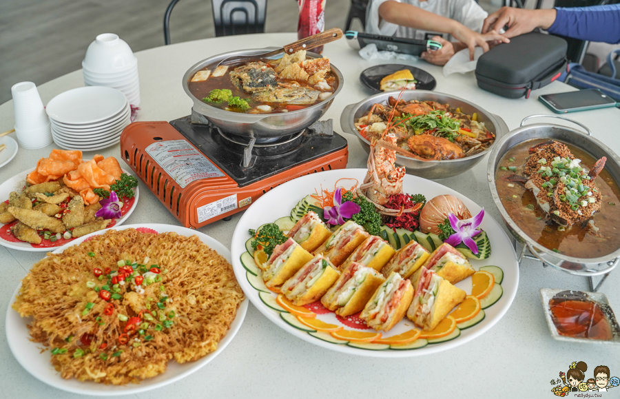 小琉球美食 熱炒 聚餐 和菜 蜂巢蝦 獨特 海鮮 鍋物 砂鍋 必吃 老饕 景觀 美景 碼頭