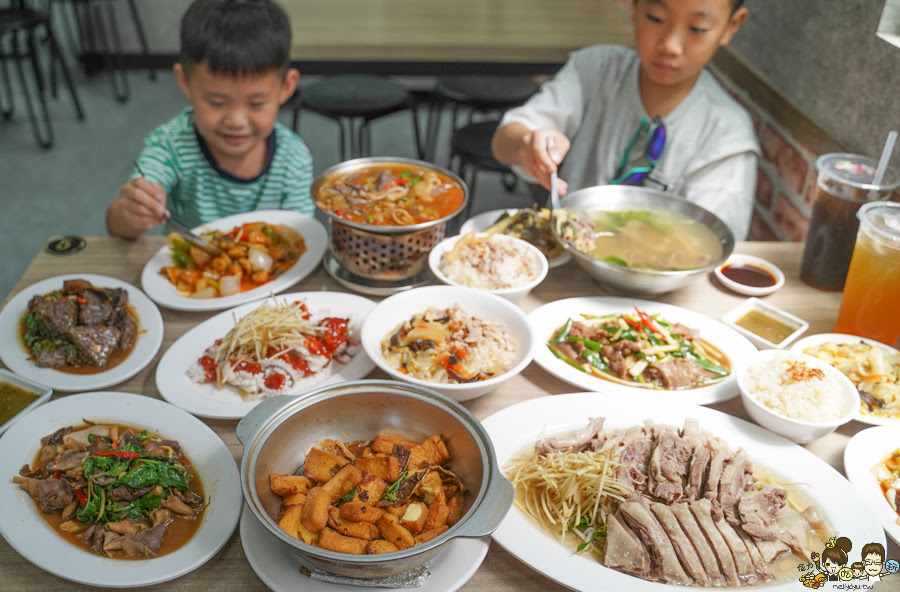 玖肆鴨霸 小琉球必吃 小琉球美食 鴨肉 熱炒 鮮味 新鮮 圓桌 聚餐 聚會 潛水客推薦