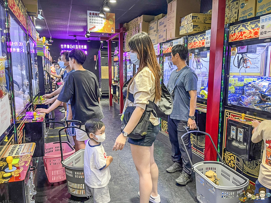 台南旅遊 夾娃娃 夾零食 台南 零食 夾物金 購物 全家 親子 親子旅遊 主題樂園 親子樂園