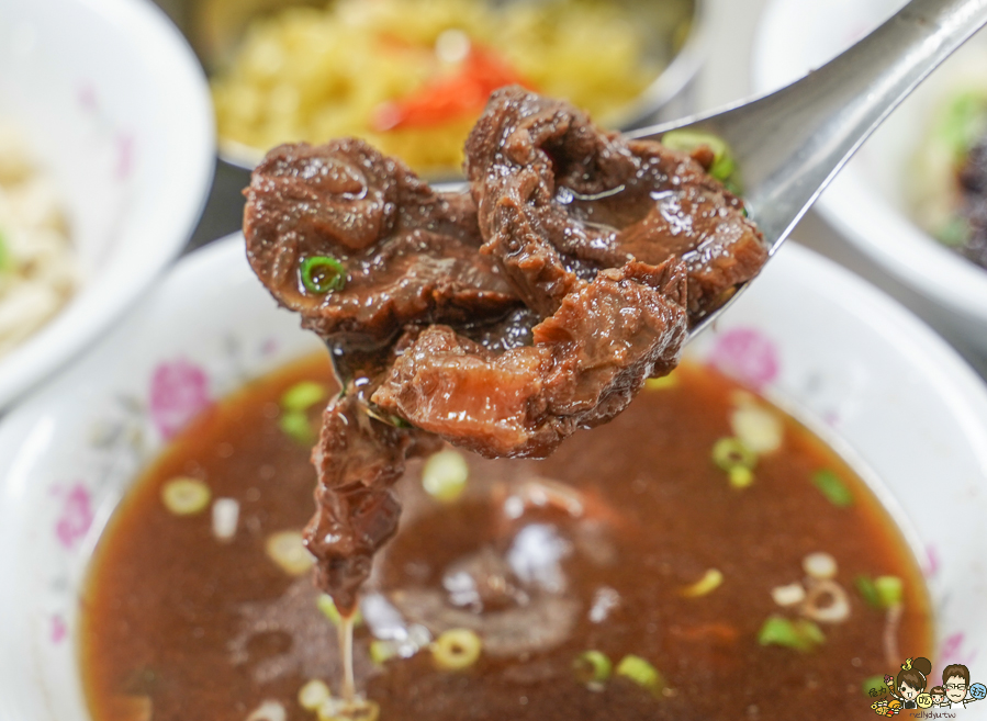 鄧記牛肉麵 手工麵 炸醬麵 榨菜 炒飯 巷弄 高雄 老店 老字號 傳承 好吃 推薦 必吃 限量 限定 炸醬餛飩