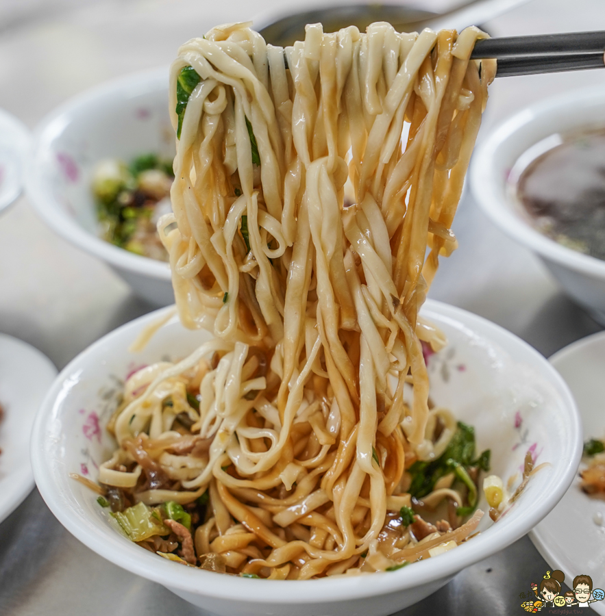 鄧記牛肉麵 手工麵 炸醬麵 榨菜 炒飯 巷弄 高雄 老店 老字號 傳承 好吃 推薦 必吃 限量 限定 炸醬餛飩