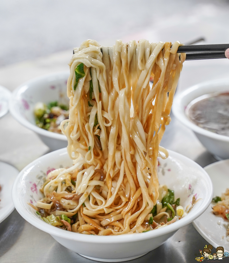 鄧記牛肉麵 手工麵 炸醬麵 榨菜 炒飯 巷弄 高雄 老店 老字號 傳承 好吃 推薦 必吃 限量 限定 炸醬餛飩