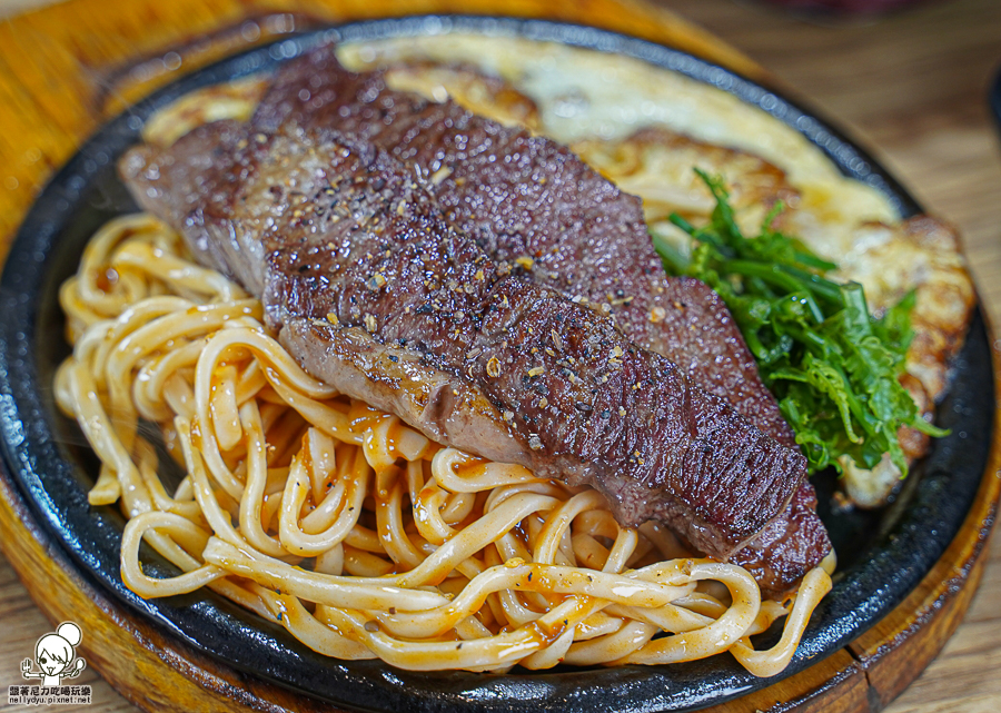 大港參貳牛排 排餐 鐵板牛排 蔥花 起司 香菜 麻辣 臭豆腐 麻辣臭豆腐 創意 好吃 鹽埕美食