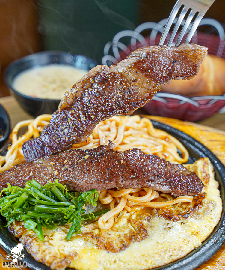 大港參貳牛排 排餐 鐵板牛排 蔥花 起司 香菜 麻辣 臭豆腐 麻辣臭豆腐 創意 好吃 鹽埕美食