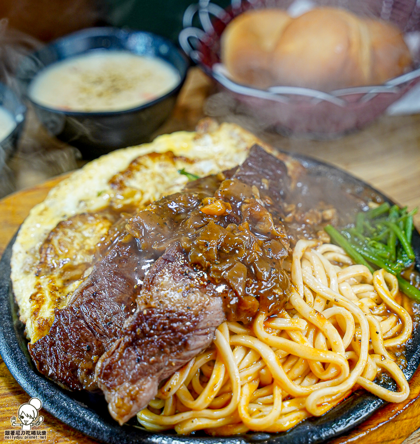 大港參貳牛排 排餐 鐵板牛排 蔥花 起司 香菜 麻辣 臭豆腐 麻辣臭豆腐 創意 好吃 鹽埕美食