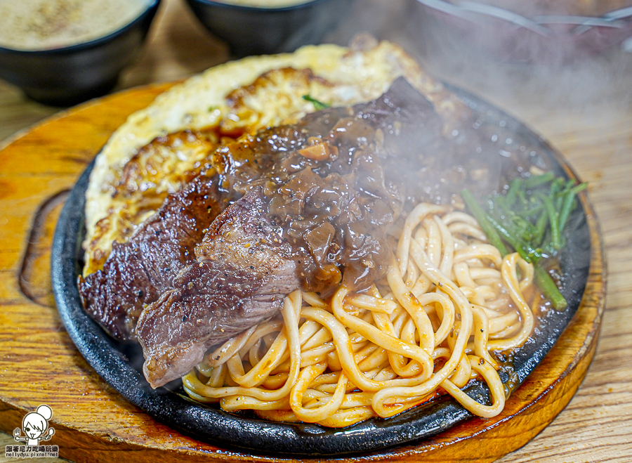 大港參貳牛排 排餐 鐵板牛排 蔥花 起司 香菜 麻辣 臭豆腐 麻辣臭豆腐 創意 好吃 鹽埕美食