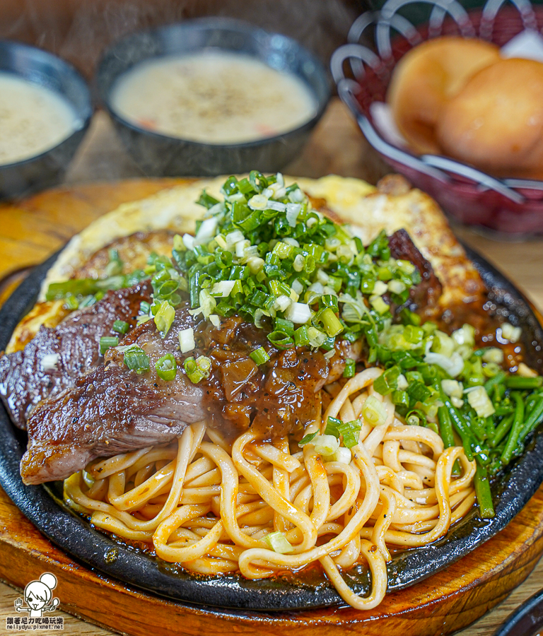 大港參貳牛排 排餐 鐵板牛排 蔥花 起司 香菜 麻辣 臭豆腐 麻辣臭豆腐 創意 好吃 鹽埕美食