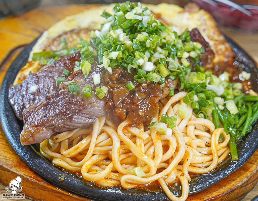 大港參貳牛排 排餐 鐵板牛排 蔥花 起司 香菜 麻辣 臭豆腐 麻辣臭豆腐 創意 好吃 鹽埕美食