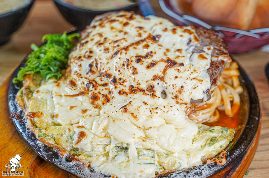 大港參貳牛排 排餐 鐵板牛排 蔥花 起司 香菜 麻辣 臭豆腐 麻辣臭豆腐 創意 好吃 鹽埕美食