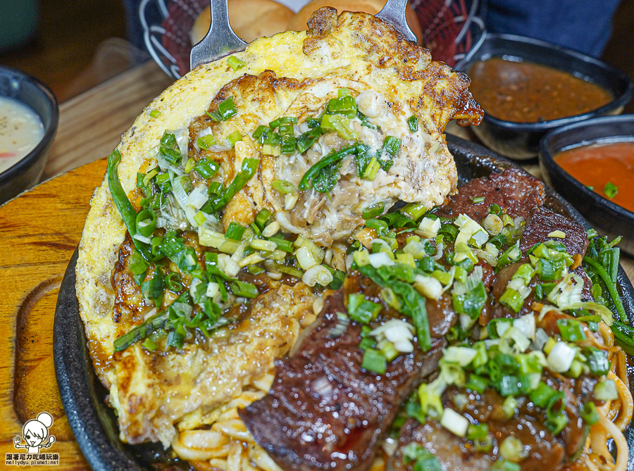 大港參貳牛排 排餐 鐵板牛排 蔥花 起司 香菜 麻辣 臭豆腐 麻辣臭豆腐 創意 好吃 鹽埕美食