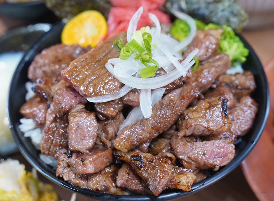 鳳山美食 必吃 好吃 肉肉 肉肉山 牛丁次郎坊 丼飯 拉麵 日式 晚餐宵夜