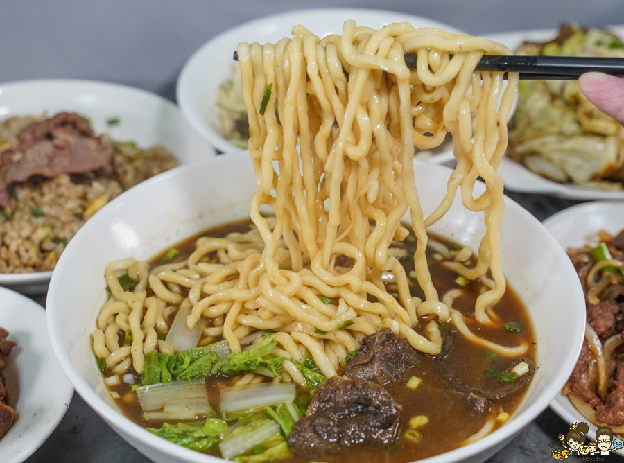 億豪牛肉麵 紅燒牛肉麵 清燉牛肉麵 麵食 乾拌麵 粗拉麵 拉麵 麵食 鳳山美食 大碗 平價 蔥爆 滷味 黑白切
