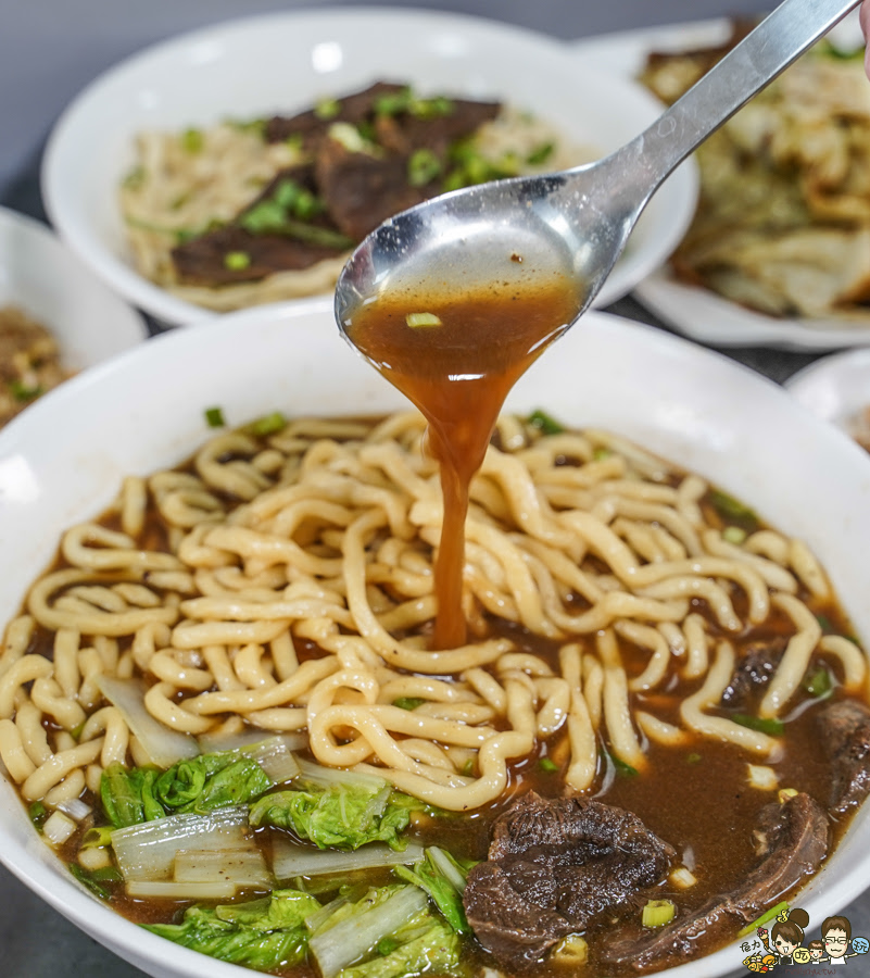 億豪牛肉麵 紅燒牛肉麵 清燉牛肉麵 麵食 乾拌麵 粗拉麵 拉麵 麵食 鳳山美食 大碗 平價 蔥爆 滷味 黑白切