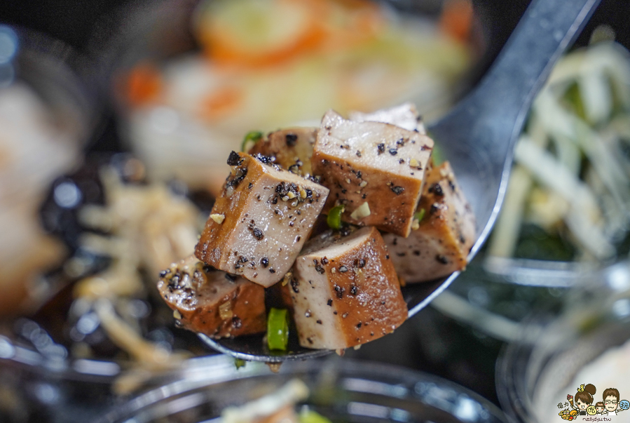 謦豐麵食館 高雄美食 在地美食 牛肉麵 豬肉麵 前鎮 老店 水餃 麵食 小菜 