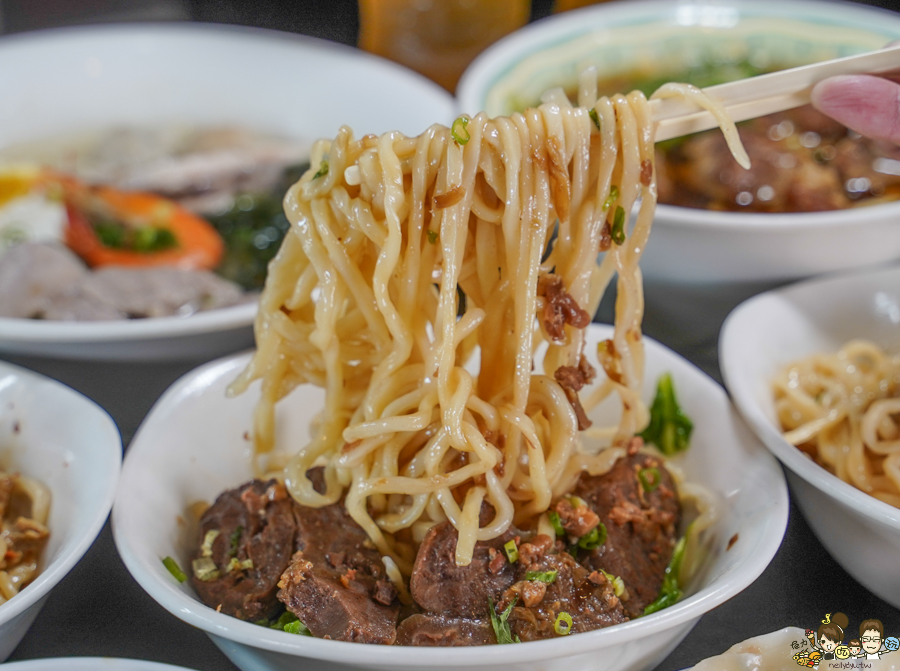 謦豐麵食館 高雄美食 在地美食 牛肉麵 豬肉麵 前鎮 老店 水餃 麵食 小菜 