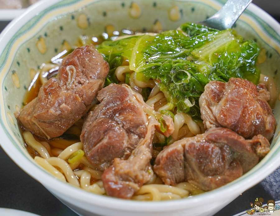 謦豐麵食館 高雄美食 在地美食 牛肉麵 豬肉麵 前鎮 老店 水餃 麵食 小菜 