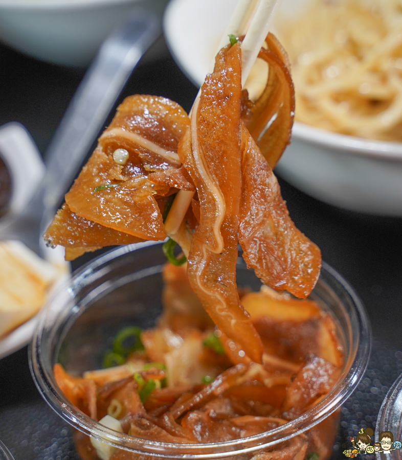 謦豐麵食館 高雄美食 在地美食 牛肉麵 豬肉麵 前鎮 老店 水餃 麵食 小菜 