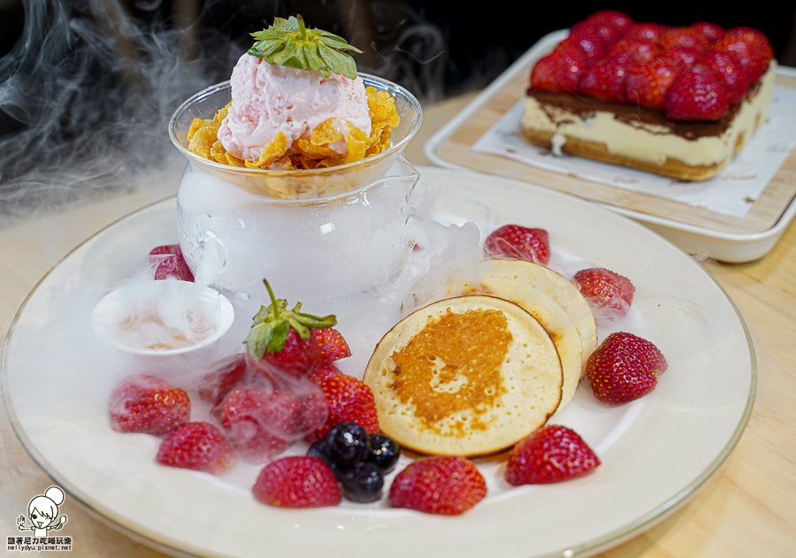 炸豬排 炸物 定食 高雄炸豬排 三筋 好吃 草莓 草莓季節 冬季限定 甜點 蛋糕 