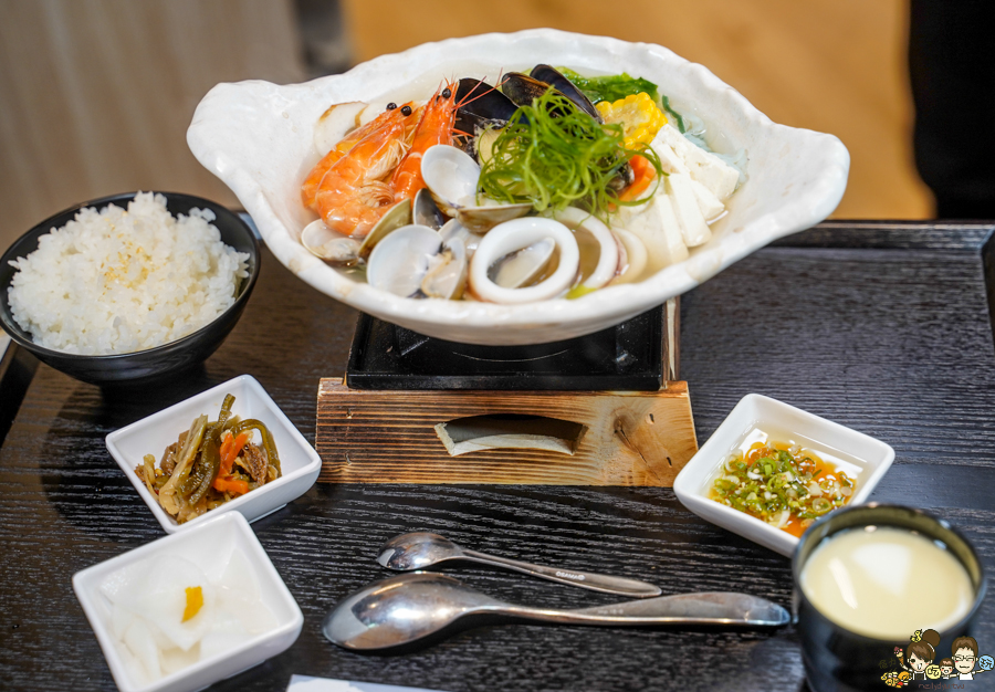 小泉 鑄鐵燒肉 燒肉 定食 日式定食 小菜免費 吃到飽 家樂福 鼎山 聚餐 聚會 家庭 親子 和風 豆腐鍋