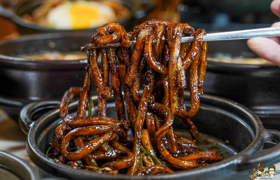 小泉兜福 豆腐鍋專門店 高雄豆腐鍋 鑄鐵美食 熱呼呼 家樂福美食 美食街 主題餐廳 日系 