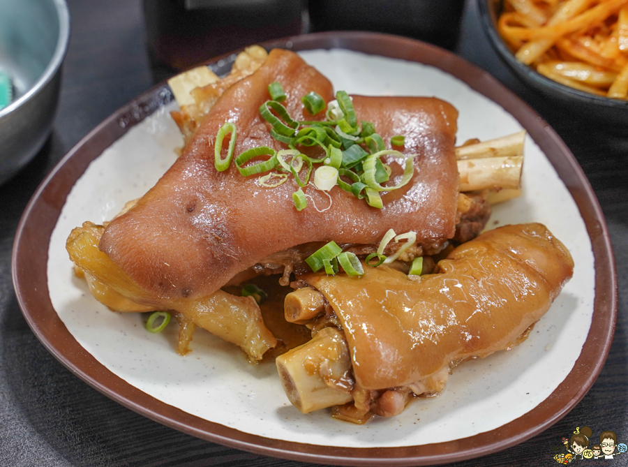 高雄 御麵館 啤酒鴨 肥腸 豬腳 酸辣粉 麵食 高雄麵 好吃麵食 招牌 川味 四川 道地 鄉麻 獨家 獨創