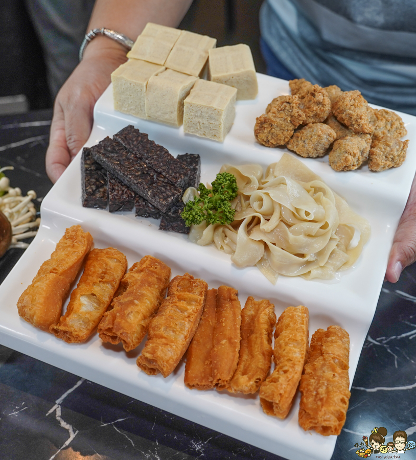 高雄王宮鍋物 冠軍阿嬤火鍋店 火鍋 聚餐 聚會 商務 下午茶 消夜 家庭 澎派 套餐 鴛鴦 麻辣 雞鍋 雞湯 獨門 大肉盤