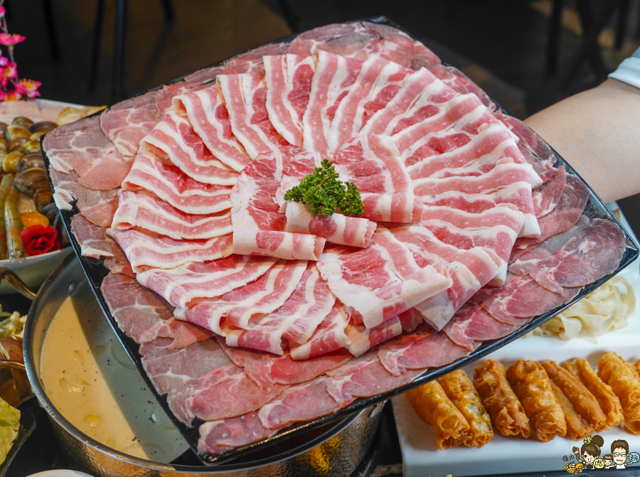 高雄王宮鍋物 冠軍阿嬤火鍋店 火鍋 聚餐 聚會 商務 下午茶 消夜 家庭 澎派 套餐 鴛鴦 麻辣 雞鍋 雞湯 獨門 大肉盤