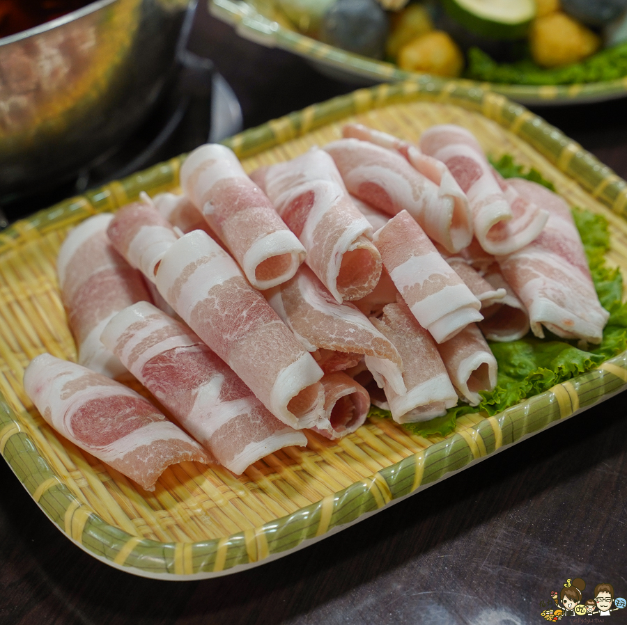 高雄年菜 外帶年菜 串串 麻辣串串 全雞 鍋底 火鍋 鴛鴦 重慶 晚餐宵夜 年菜 團圓