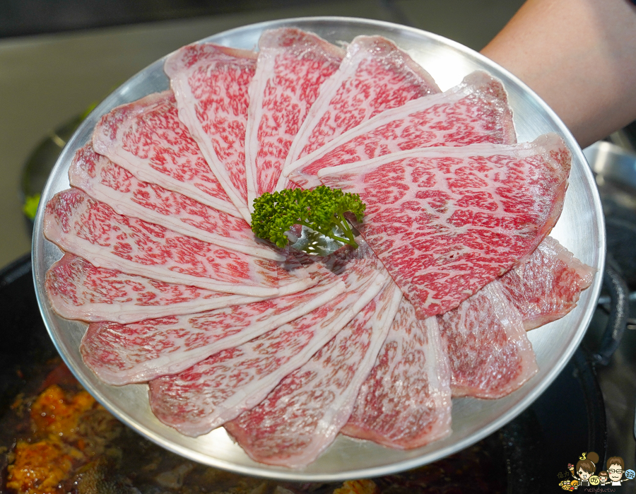 潮虎老火鍋 晚餐宵夜 高雄宵夜 鍋物 火鍋 麻辣 獨門 獨特 特色 新潮 日本和牛 賓士鍋