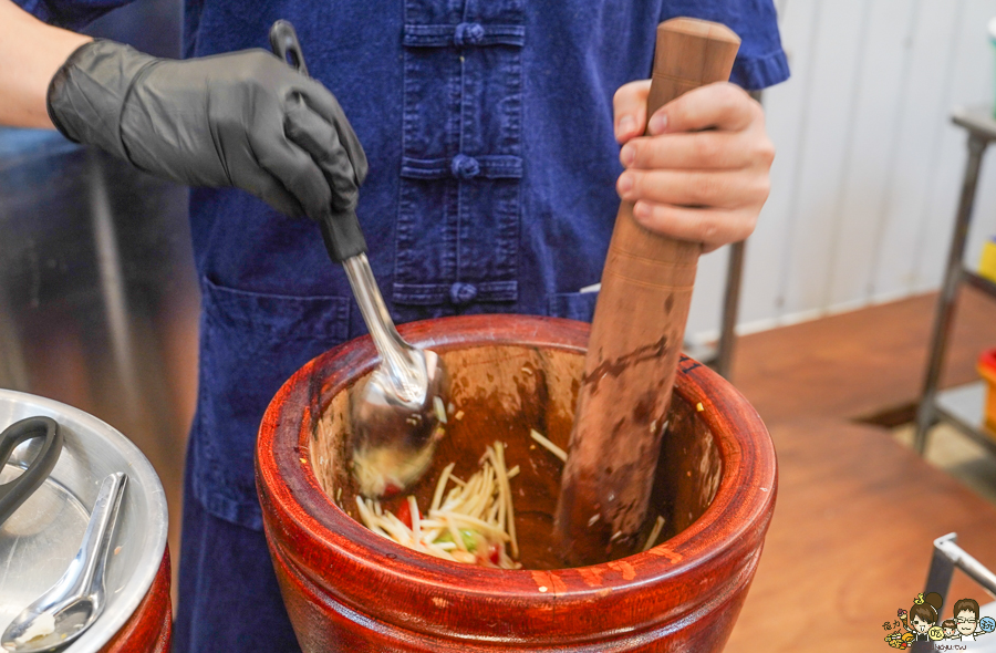 送噹夜市餐廳 泰國美食 涼拌青木瓜 正宗 道地 酸辣 大城老船麵 鹽埕美食