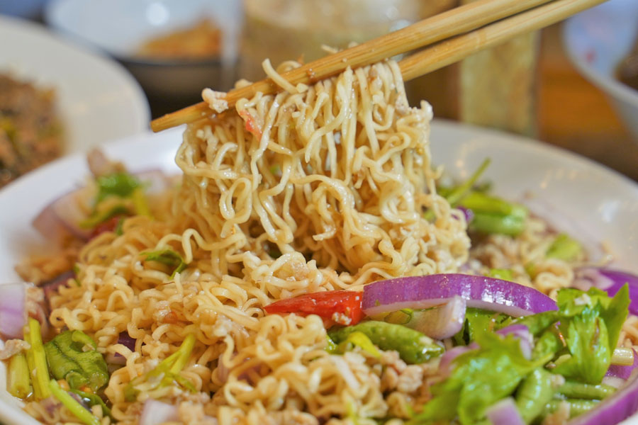 送噹夜市餐廳 泰國美食 涼拌青木瓜 正宗 道地 酸辣 大城老船麵 鹽埕美食